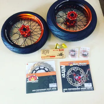 KTM EXC Supermoto wielen half oranje half zwart met motomaster schijven
