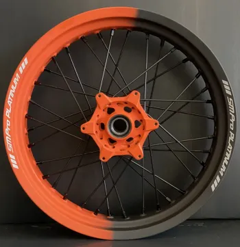 SMpro dual color velgen Cerakote Oranje Cobalt met zwarte spaken.