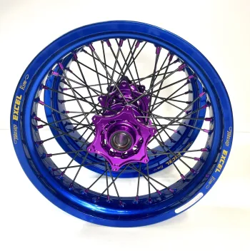Blauwe supermoto wielen met paarse naaf