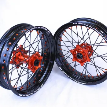 SMPro supermoto velgen voor KTM met zwarte spaken oranje nippels