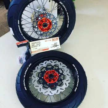 Supermoto wielen KTM SMPro met oranje naaf en rvs spaken