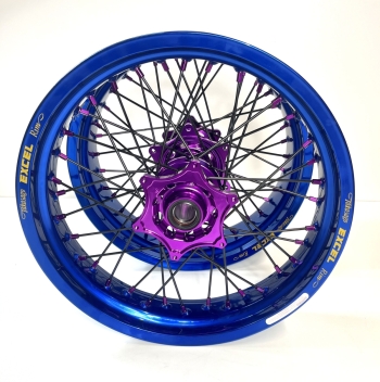 Blauwe supermoto wielen met paarse naaf