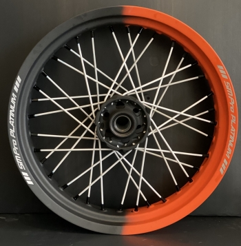 SMpro supermoto dual color velgen Cerakote Oranje Cobalt met witte spaken.