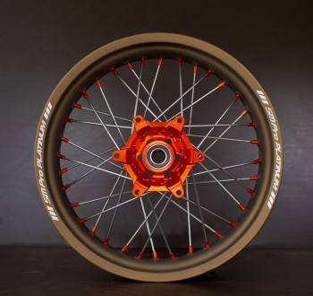SMpro wielset Cerakote burned bronze met oranje naaf